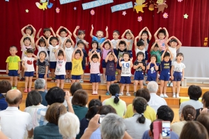 さくらぐみはつくしぐみと一緒に「大きな栗の木下で」