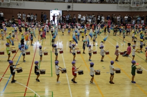 鼓笛演奏「世界中の子どもたちが、生きる」