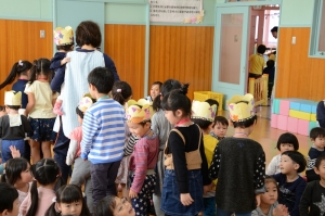 小さい子は抱っこされて退場