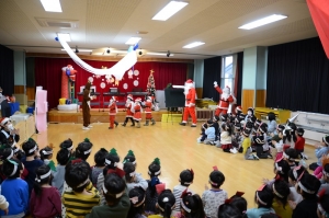 ちびっ子サンタもやって来た