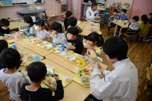 「Jump! Jump!」の先生と一緒に給食