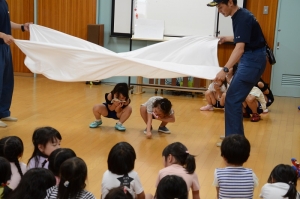 煙を吸わないように小さくなって避難