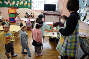 お菓子のつかみ取り