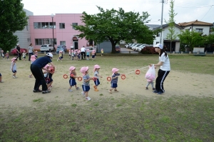 こちらだよ、あれ？綱引き