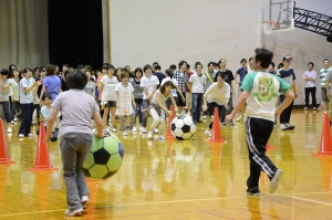 小学生も入って、大玉ころがし