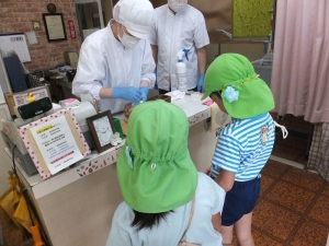 お金を出して