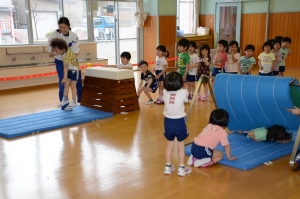 小山に上って、トンネルくぐり