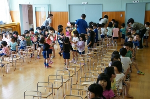 今日は椅子に座って待ちます