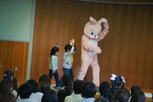 手を挙げて