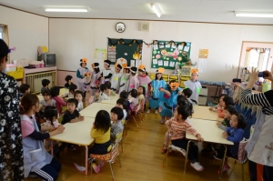ぼたんぐみのみんなシールをどうぞ
