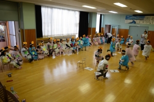 大きな声援の中の椅子取りゲーム