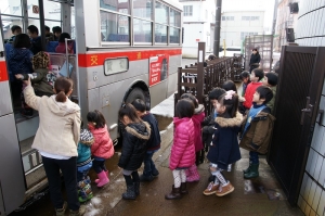 バスで出かけます