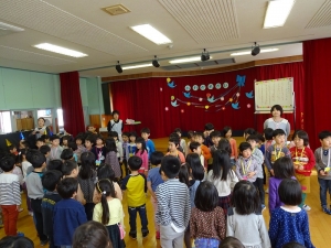 在園児から「勇気100％」歌のプレゼント