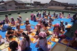青空の下で“おいしいね”