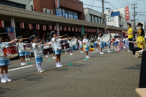 本部前で静止演奏