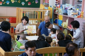 一緒に絵本を見ました（０歳児）