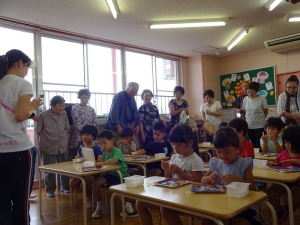 年中さんもプレゼントを作ります