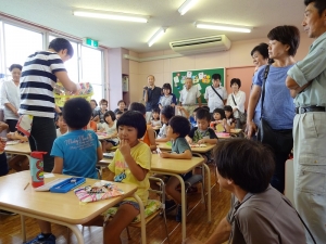 年長さんもプレゼントを作っています