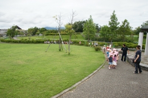 公園内を探検します