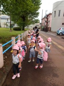 ぼたんぐみは外へ出かけます