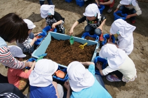 男の子も土を入れます