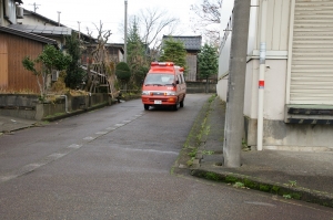赤い車がやって来た
