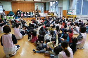 歌でみんなでお祝い