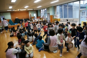 エスコートされて退場
