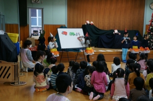 歌にのって車がやって来る