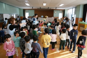 迎えるアーチをつくる