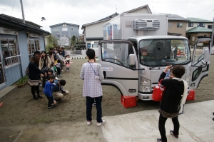 トラックの運転席へ