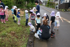 軍手を外して整列
