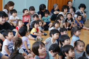 小さな子どもたちも引き込まれて