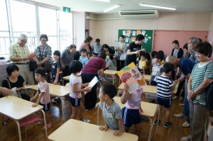 年長さんは、英語でプレゼント