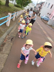 １歳児、公園まで遠足