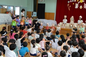 司会者のリードでお祝いの歌