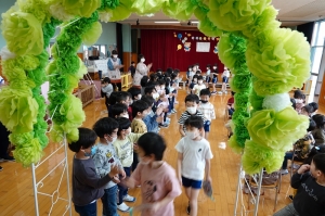 見送られ退場