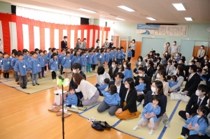 年中、年長が保育園歌で歓迎