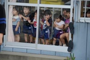 小さい子は部屋の中から応援