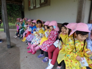 雨がぱらついて、おやつ