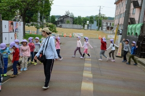 事故に遭わないよう歩きます