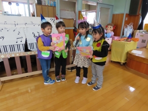 年中児が順番に司会を務めました
