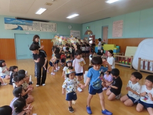 アーチをくぐって入場です