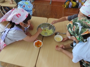 工程②「野菜と調味料投入」"