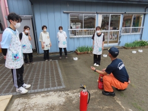職員の初期消火訓練"