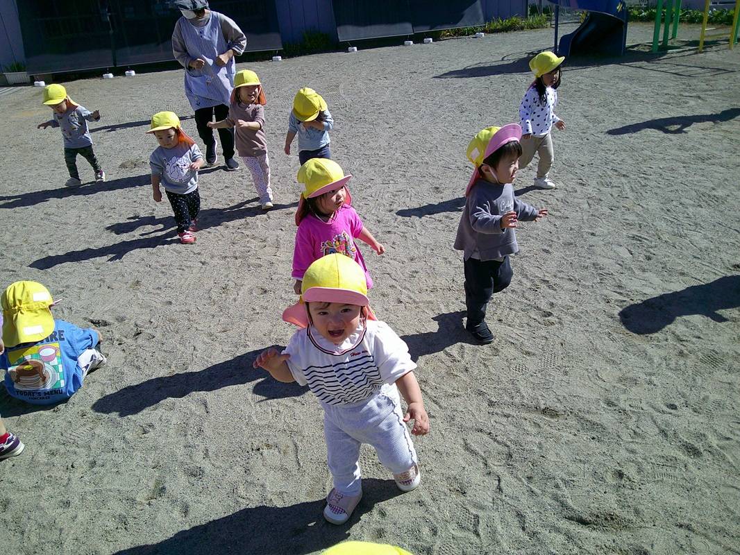 園庭で元気に遊ぶばら組