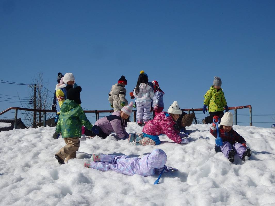 年中組　新町公園で雪あそび