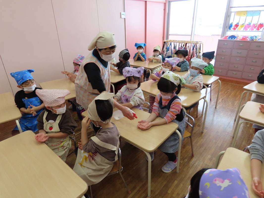 年中組　シャカシャカおにぎり作り体験