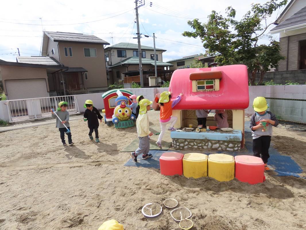 にぎわう園庭　外遊び