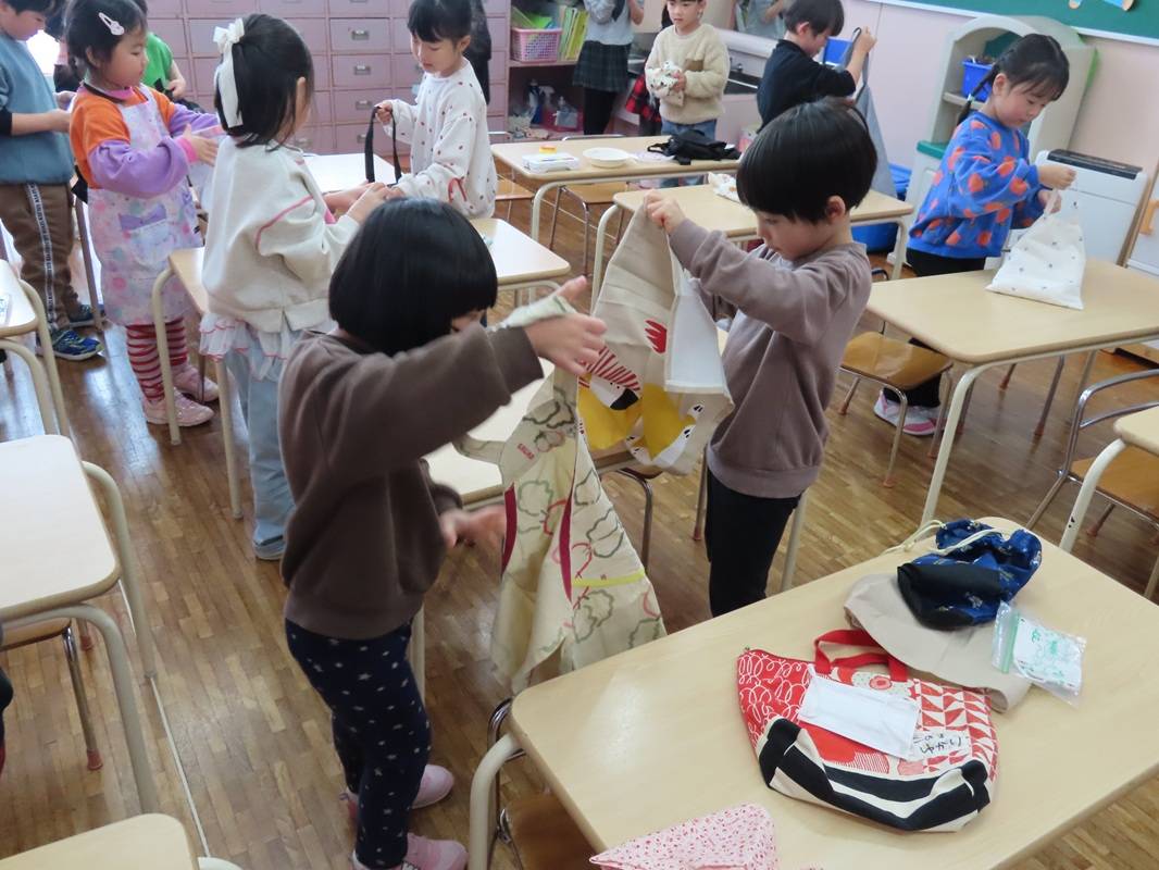 年中組　シャカシャカおにぎり作り体験